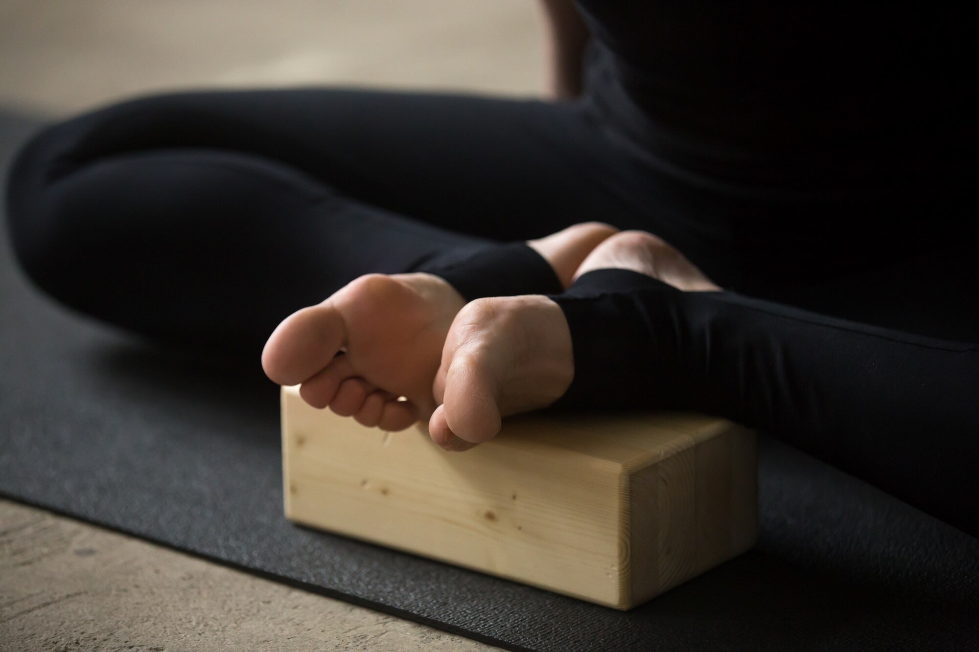 Detalle de manos en posición de quietud y equilibrio
